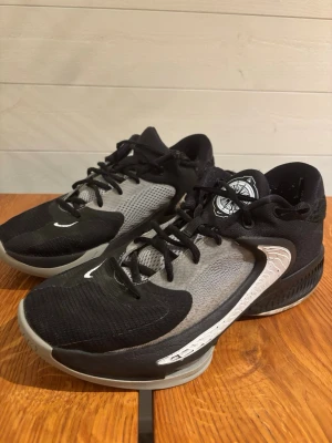 Basketskor Zoom Freak 4 "Cookies and Cream" strlk 40 - Basketskor i storlek 40. I gott skick. 