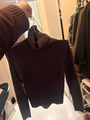 Polo tröja från Vila  - Fin aldrig använd enbart testad polo tröja, i brun super material.