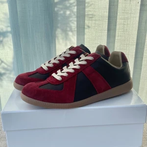 Maison Margiela Skor - Säljer dessa helt nya Maison margielas | Färg vinröd och storlek 43 (passar även 44) | Vid någon fundering tveka it att fråga | (1t 0️⃣rgl) Pris kan diskuteras 👍👍