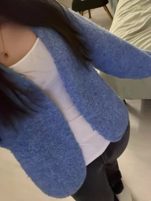 Lindex Kofta  - Mysig blå kofta från Lindex i storlek XS/S. Koftan är fluffig och stickad. Perfekt för lager på lager och ger en chill vibe till din outfit. Dock är den nopprig och har ett litet hål under armen(se bild 4) ❣️