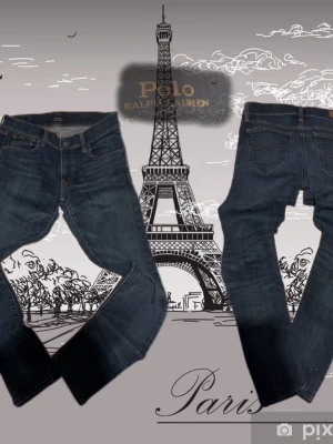 Mörkblå jeans från Polo Ralph Lauren - Snygga mörkblå jeans från Polo Ralph Lauren med klassisk femficksdesign och raka ben. Jeansen har kontrastsömmar och en stilren look som passar till det mesta. Tillverkade i slitstark bomull med en bekväm passform.