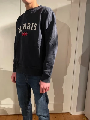 Morris tröja  - Säljer min Morris tröja som är mörkblå, fint skick är den. Riktig stilig och inga defekter. Modellen är 177cm. Strl L. Mvh Adrian