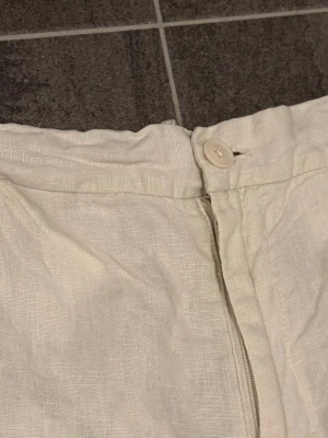 Linnebyxor - Snygga vita linnebyxor med rak passform och klassisk knappstängning i midjan. Köpta från Volt ny pris 1099 kr.