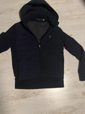 Ralph lauren hybridjacka - Jackan är endast använd två gånger och har inga tecken på användning. Luvan går att ta av om man vill. Priset kan diskuteras