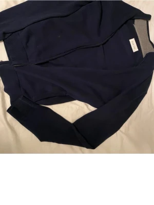 Oanvänd Mörkblå Fullzip från Pier One - Riktigt snygg helt ny stickad fullzip från Pier one. Snygg till våren och passar perfekt med jeans och en T-shirt under. Mitt pris går att diskutera