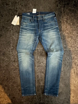 Jack and jones jeans med tvätt - Säljer nu ett par riktigt snygga jack and jones jeans med en snygg tvätt✅ -Helt nya tags och allt kvar 🏷️ 👍 -modell slim glen (väldigt populär) Slim modell✅  Hör gärna av er vid frågor💪