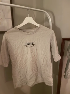 T-shirt  - Fin T-shirt, lite ljusblå i verkligheten. Kolla i min profil för att köpa i bundle och få rabatter!💗