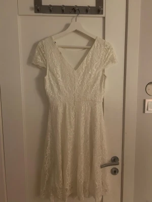 Söt spetskläning  - Söt spets klänning. Från vero Moda. Osäker vilken storlek men skulle säga S eller M 