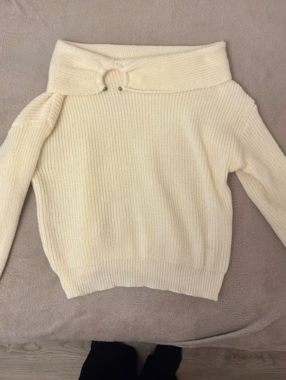 Off shoulder stickad tröja cremevit - 1