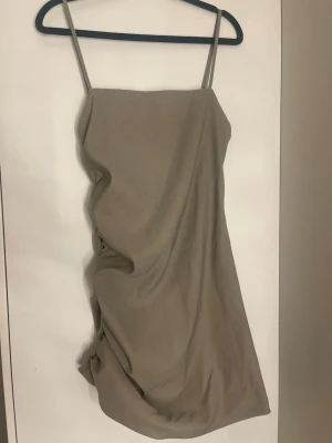 Beige kort klänning med rynkade detaljer - Super fin klänning som bara använts en gång.  Vet inte vad man kan säga för färg 😅Den är från Zara i strl M 💕