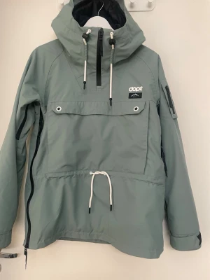 Dope skidjacka xs/s  mycket bra! - Säljer en fin Dope skidjacka som blivit för liten och köptes förra året. Endast använd en säsong. Högsta nivån på vind- och vattenavvisning. Gott om fickor och huva som kan regleras. Det finns en liten repa knappt synlig se sista bild.  Jackan passar storlek xs men även S skulle jag säga. 