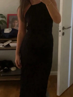 Svart långklänning med öppen rygg - Snygg svart långklänning med öppen rygg!