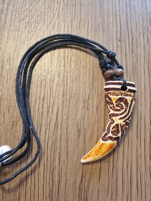 Totemhalsband med halsrem. - Totemhalsband med halsrem. Berlock 7 cm hög. Bredd 2,5 cm.