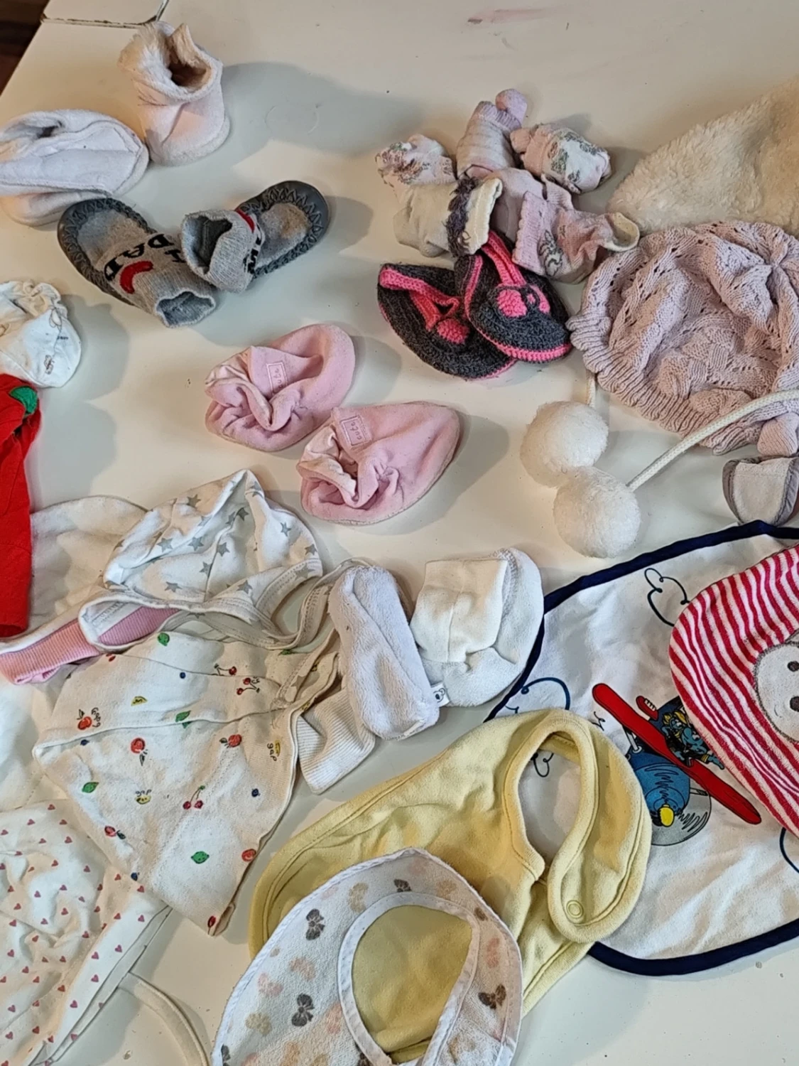 Mix av babyaccessoarer och haklappar