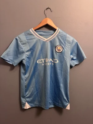 Manchester City matchtröja Foden 47 - Säljer två fotbolls tröjor där ena är Foden i manchester city och andra tröja i Bajern München som har spelaren kane på ryggen med nummer 9 och kommer även shorts till Bajern tröjan! Tror det passar en 10-11 åring 