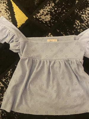 Blå topp från Nelly - Blå topp från Nelly helt oanvänd. Passar XS och S.