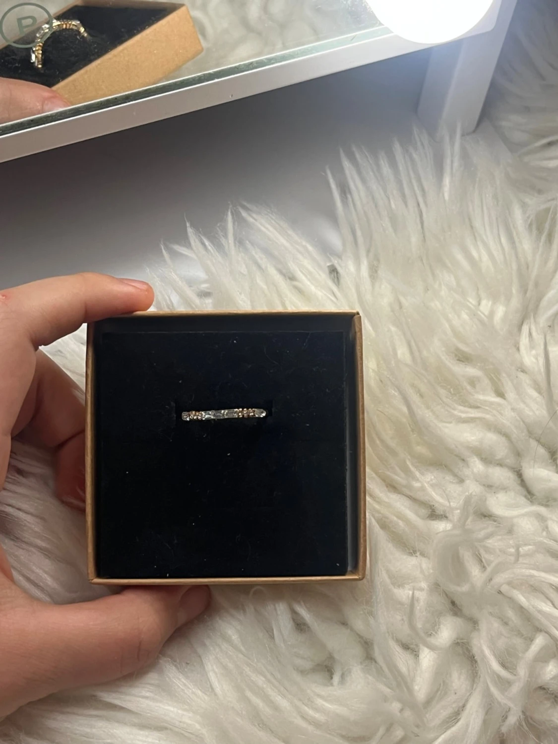 Silverring med gnistrande stenar