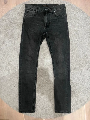 Nudie Jeans Grim Tim - Säljer nu dessa riktigt schyssta Nudie jeansen, modellen heter Grim Tim och sitter Slimfit, storleken på dessa är W29 & L32, dem har en riktigt snygg grå tvätt, ny pris på dessa ligger runt 1600, vi säljer dem nu för 699, vid fler frågor kring mer bilder eller liknande är det bara att höra av sig / AC Fashion 🤝
