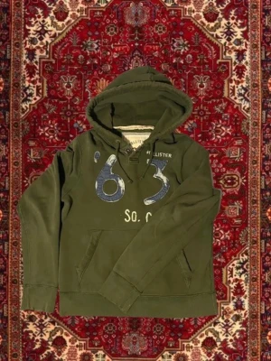 Ovanlig Hollister hoodie! - Säljer denna ovanliga och unika Hollister hoodien! | Storlek L | Mycket bra skick | Längd ≈ 64cm | Bredd ≈ 53cm | Passar 175cm - 190cm | Hör av dig vid fler frågor!