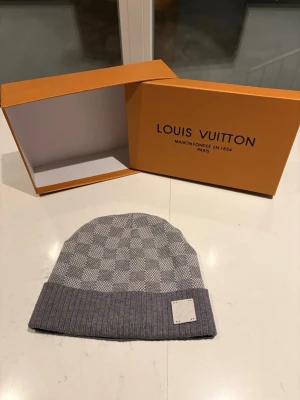 Grå mössa  - Snygg grå mössa som är riktig köpt i 2023 men är knappast använd sedan dess