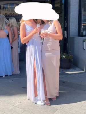 Balklänning  - Skimrande champagnefärgad balklänning från Bubbleroom 🌟 Storlek S/36!! Bara använd ett tillfälle, superfint skick och inga defekter 💗  Skriv för fler bilder