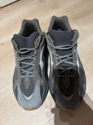 Adidas Yeezy Boost 700 V2 Geode - Storlek 45 1/3, använda ett fåtal gånger så är väldigt fräscha, inköpta 2019. Ingen box men kvitto finns på mail!