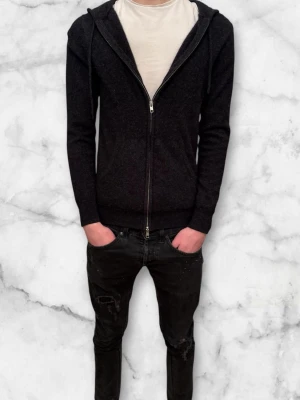 John Henric Tröja - Säljer nu en jättesnygg och eftertraktade kashmir tröja ifrån John Henric. 100% äkta Kashmir nypris runt 3000kr sälj 1000kr 