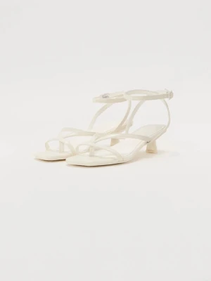 Klackskor  - Vita supersöta klackar, använda 1 kväll, storlek 36. Sulan ser man självklart att de är använda utomhus men utöver de ser dom helt nya ut! 😊klacken är cirka 3 cm