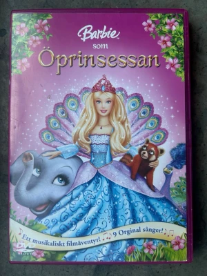 Barbie som öprinsessan dvd - DVD-film: Barbie som Öprinsessan. Ett musikaliskt filmäventyr med 9 originallåtar. Följ med Barbie i den härliga originalberättelsen med underbara fantastiska sånger.   Finns på språk: Svenska, Engelska, Finska   OBS!! skivorna är begagnade så det kan förekomma repor/hairlines på skivorna, men då jag kollar igenom alla filmer jag säljer garanterar jag att alla funkar felfritt om inget annat står! :)
