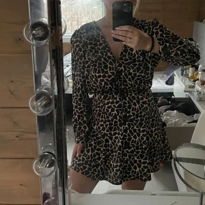 Mönstrad klänning - Beige och svart klänning från Zara med knappar fram och resår i midjan😊nyskick