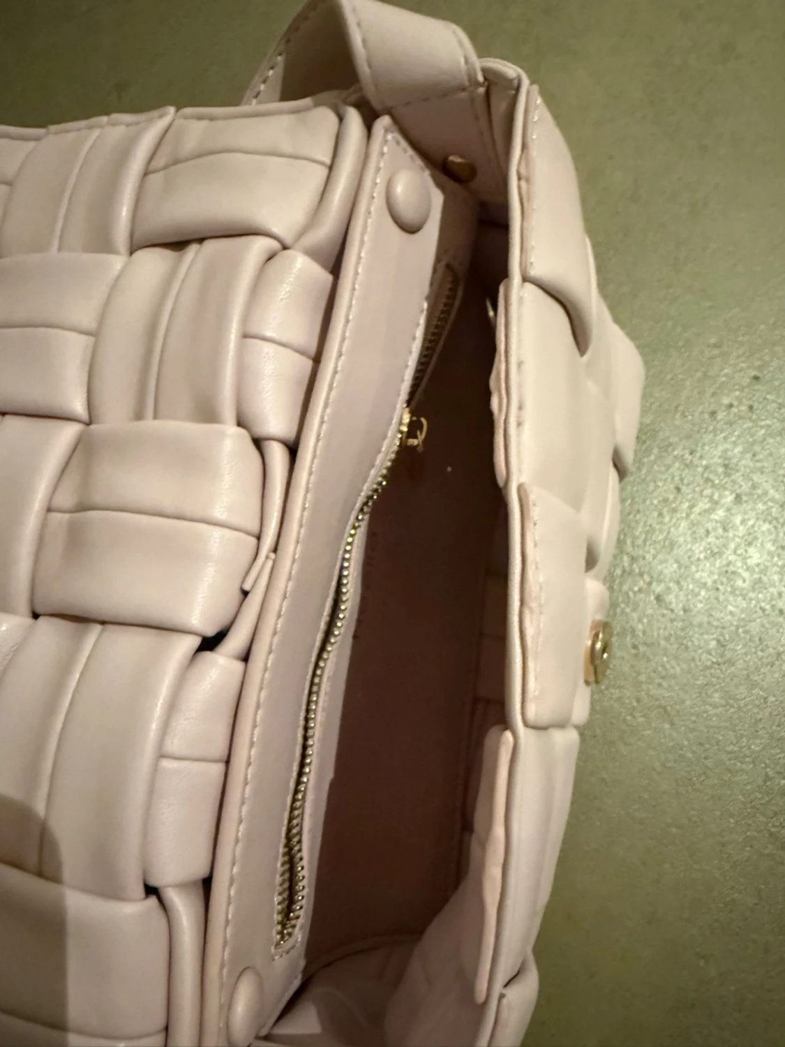 Ljus rosa flätad axelväska i skinn - 2