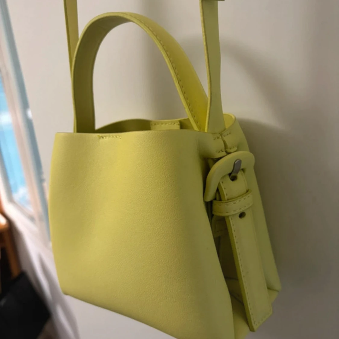 Gul handväska i skinn med axelrem - 3