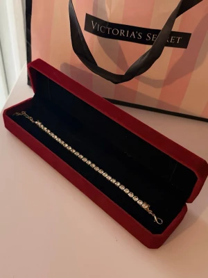 Guld Armband - Helt ny aldrig använd. Rostfritt ståo. Justerbar.