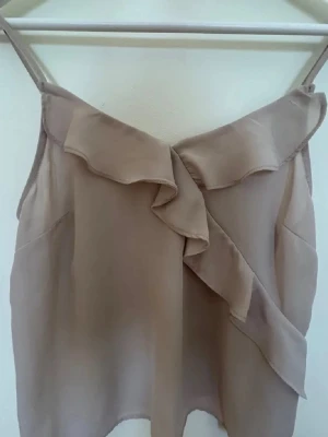 Beige linnetopp med volang - Snygg topp med volang från gina tricot🩷