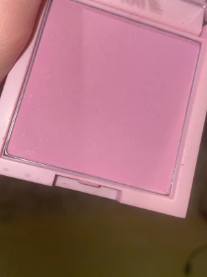 Kylie Jenner rosa puderrouge - Använd tre gånger säljer för den inte är rätt färg .Snyggt puderrouge från Kylie Jenner i en ljusrosa nyans. Kommer i en fyrkantig, rosa plastförpackning med spegel. Perfekt för att ge kinderna en fräsch och ungdomlig look. Enkel att applicera och blanda ut för ett naturligt resultat.