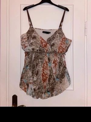 Y2K boho topp / linne  - Super fint linne med pärlor under byst , st L men lite liten i storlek 