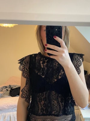 Svart spetsblus  - Svart spetsblus från Zara 