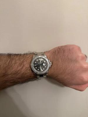 Klocka - En jätte fin klocka som många tror är riktig och populär där ute