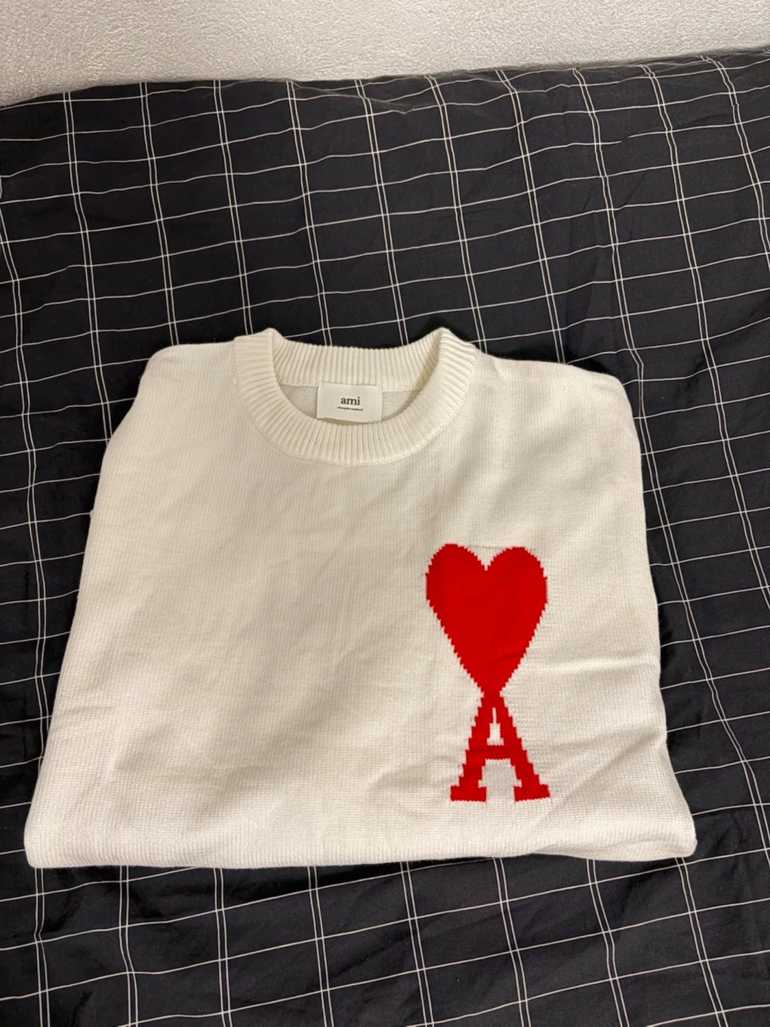 Vit stickad tröja från Ami med rött hjärta