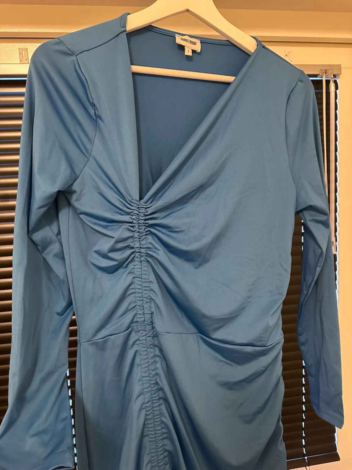 Blå långklänning med rynk och v-ringning - 1