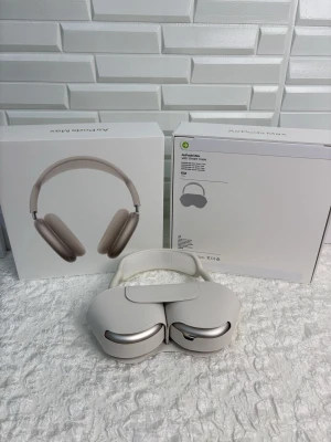 Apple AirPods Max silver over-ear - Snygga Apple AirPods Max i silver med elegant design. Over-ear hörlurar med mjuka öronkuddar, metallram och meshbygel för extra komfort. Trådlösa och levereras med smart case. Perfekta för musik, film och samtal.