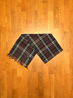 Grå Burberry halsduk - Säljer är grå halsduk från Burberry. Halsduken är gjord i 100% kashmir och är i fint skick. Var inte rädd för några frågor. Pris diskuteras inte!