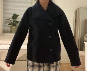 Kappa från  Gina Tricot - Säljer denna kappa från Gina då den inte kommer till användning. Använd endast ett fåtal gånger och därför vill jag sälja!