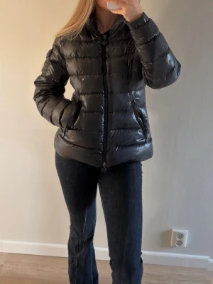 Moncler Bady jacka  - Jätte fin och varm jacka från moncler i modellen bady, använd men fortfarande i fint skick 