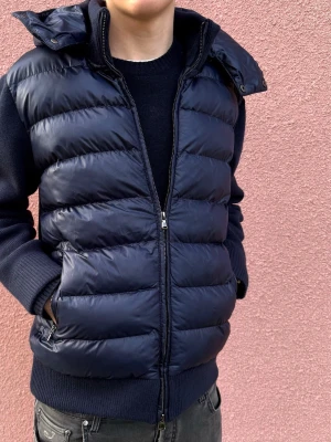 CEVIOR CARDIGAN - Jackan säljs av företaget CEVIOR - Du hittar mer på www.cevior.com Levereras helt ny från förpackning, avtagbar luva. Perfekt inför vintern. Fast pris, ej förhandlingsbart. För mer bilder och videos kolla TikTok - @cevior.com