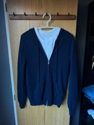 John Henric Hoodie Kashmir  - Schysst Kashmir hoodie från John Henric i storlek S. Köpt för 2500kr i John Henric butiken i Malmö 