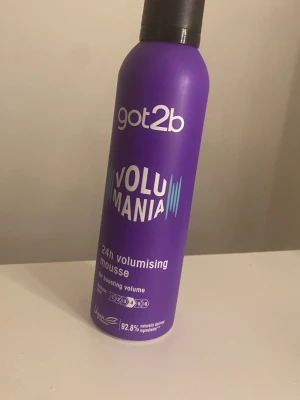 Got2b Volumania Volumising Mousse - Lila flaska med svart lock, 250 ml. Got2b Volumania Volumising Mousse ger extra volym till håret i upp till 24 timmar. Innehåller 92,8% naturligt utvunna ingredienser och är vegansk. Perfekt för dig som vill ha fylligare hår och enkel styling.