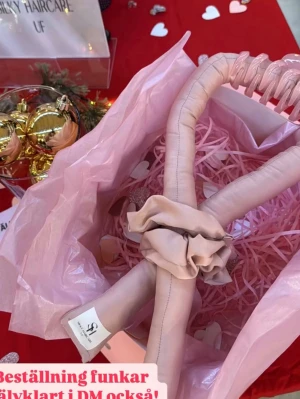 Rosa satin heatless curls  - Intressekoll på våra heatless curls i rosa satin, ingår även två scrunchies och en hårklämma!      vi börjar sälja i början av januari igen, bara att höra av sig vid intresse!🤍