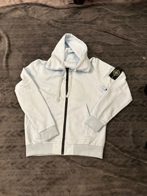 Stone island hoodie - Säljer en helt ny Stone island hoodie oanvänd, Storlek S Fraktar snabbt inom 24h efter köp.Ställ gärna din fråga.