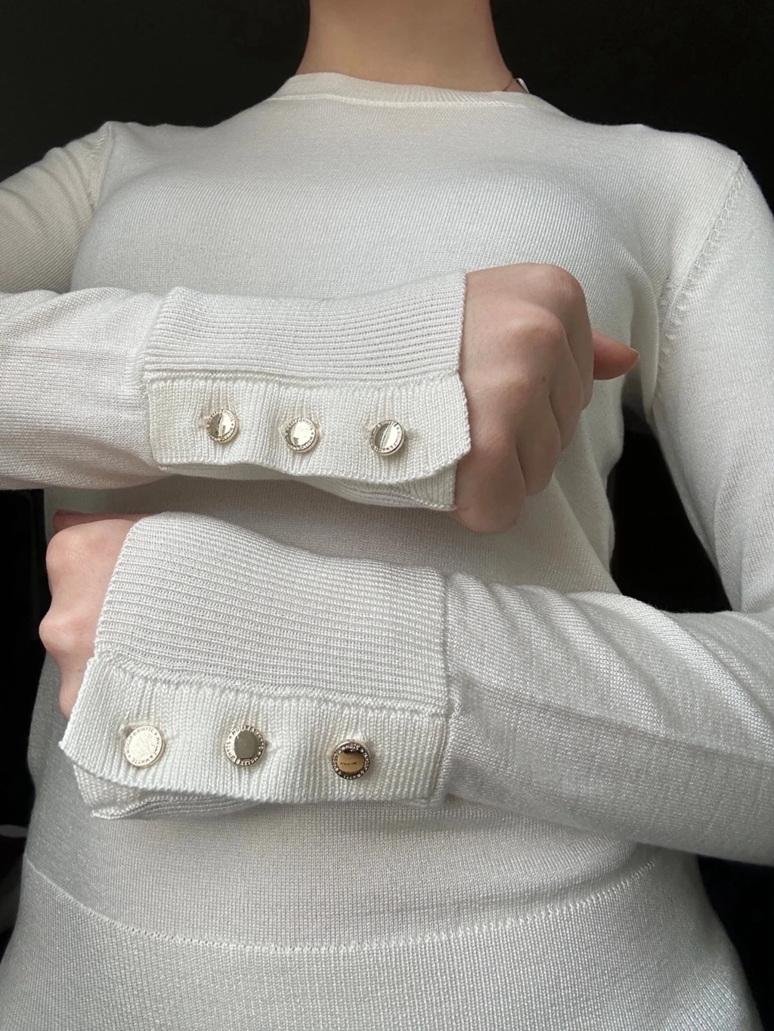 Vit tröja med guldknappar - 3